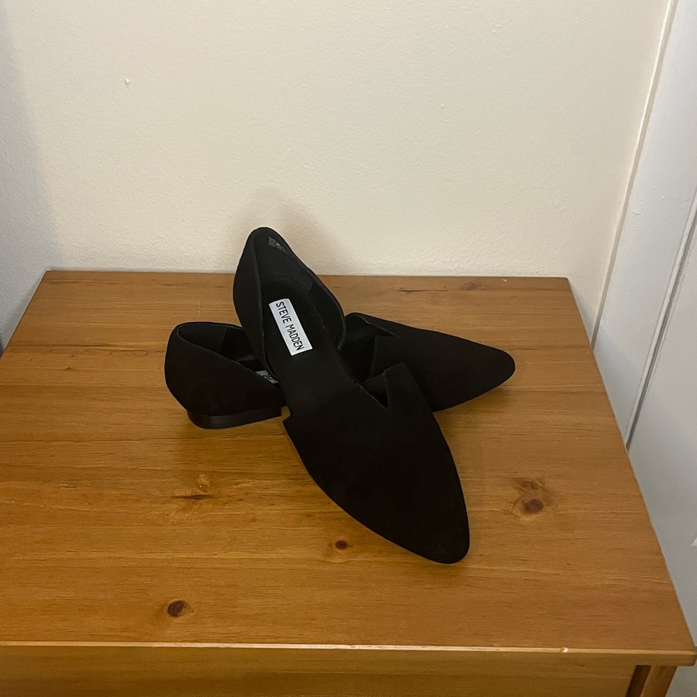 Steve Madden. Black pointed-toe flats. Faux suede material
